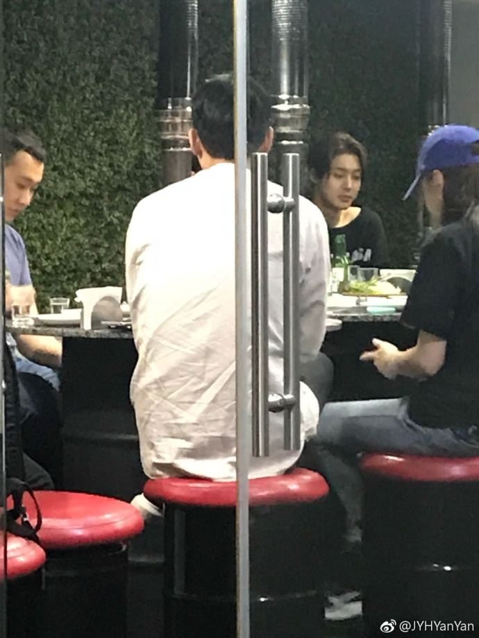 (KHJ went with his team to dinner (2