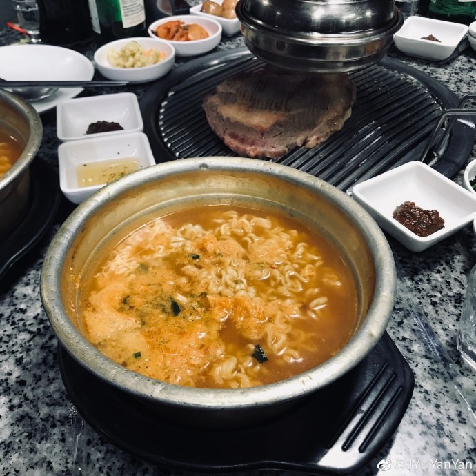 (KHJ went with his team to dinner (8